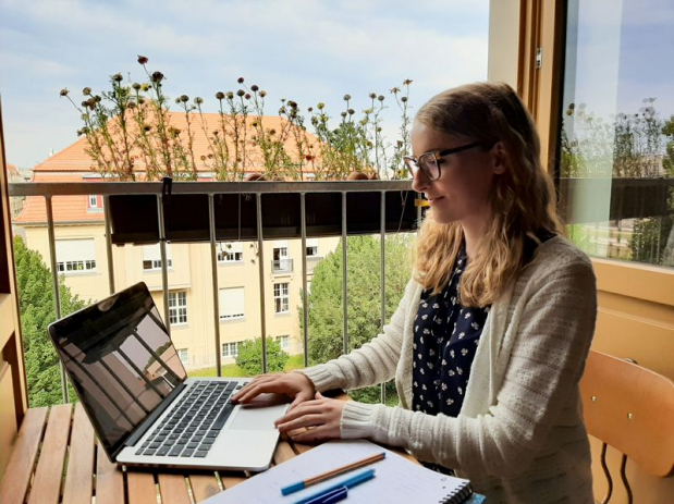 Fabienne am Laptop